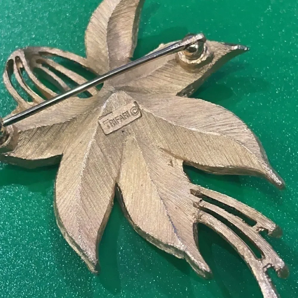 Vintage Trifari signed Gold-Tone Flower Brooch/Pin